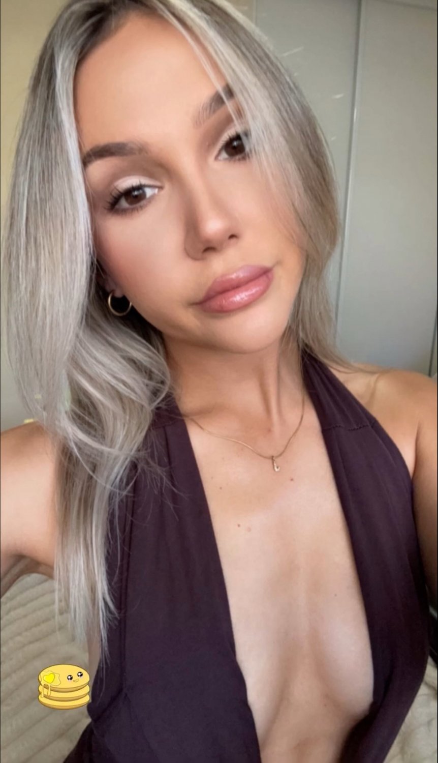 Sexy petite babe showing off her goods #0F01VOGO